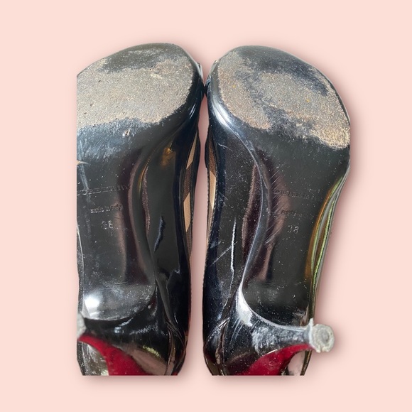 Burberry Round Toe Pumps - Picture 2 of 3